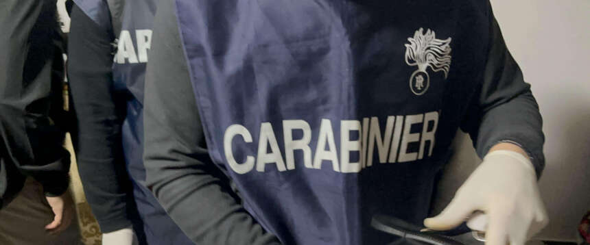 Una immagine diffusa dai Carabinieri mostra il recupero della refurtiva, scarpe e borse per un valore complessivo di 400mila euro, che erano state rubate in due gravi furti avvenuti l’8 agosto 2025 a Roma,  a piazza Mignanelli, presso la boutique di Valentino e il 17 novembre presso la boutique Louis Vuitton di via Condotti. Roma, 22 novembre 2025. HANDOUT CARABINIERI
++FOTO DIFFUSA DALL’UFFICIO STAMPA DEI CARABINIERI – USARE SOLO PER ILLUSTRARE OGGI LA NOTIZIA INDICATA NEL TITOLO – NON ARCHIVIARE  FOTO NON IN VENDITA – DA USARE SOLO PER FINI GIORNALISTICI – NPK+++