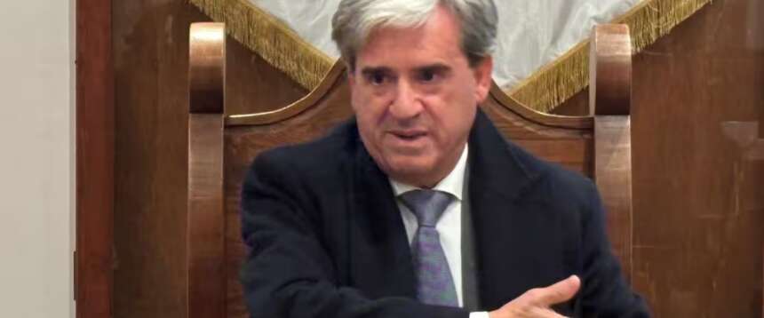 Il sindaco di Castiglione del Genovesi massacrato a sprangate sotto casa. Fratture e volto sfregiato: è grave