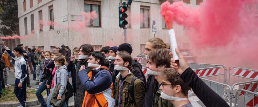 Corteo studenti a Milano, la solita sceneggiata anti governo con poche idee ma ben confuse e i soliti virulenti slogan contro Valditara e insulti alla premier Meloni