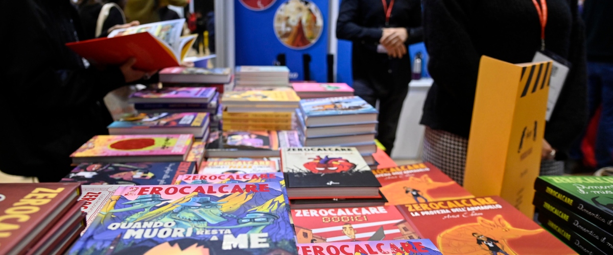 Divieto di “Passaggio al Bosco”: gli editori rossi s’inventano i teli neri sugli stand in segno di protesta