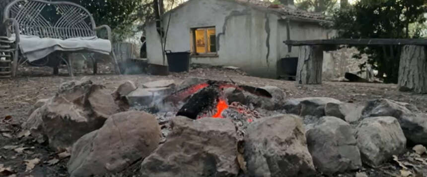 Famiglia nel bosco, un nuovo caso ad Arezzo: sottratti i figli ai genitori e portati via in ciabatte e pigiama