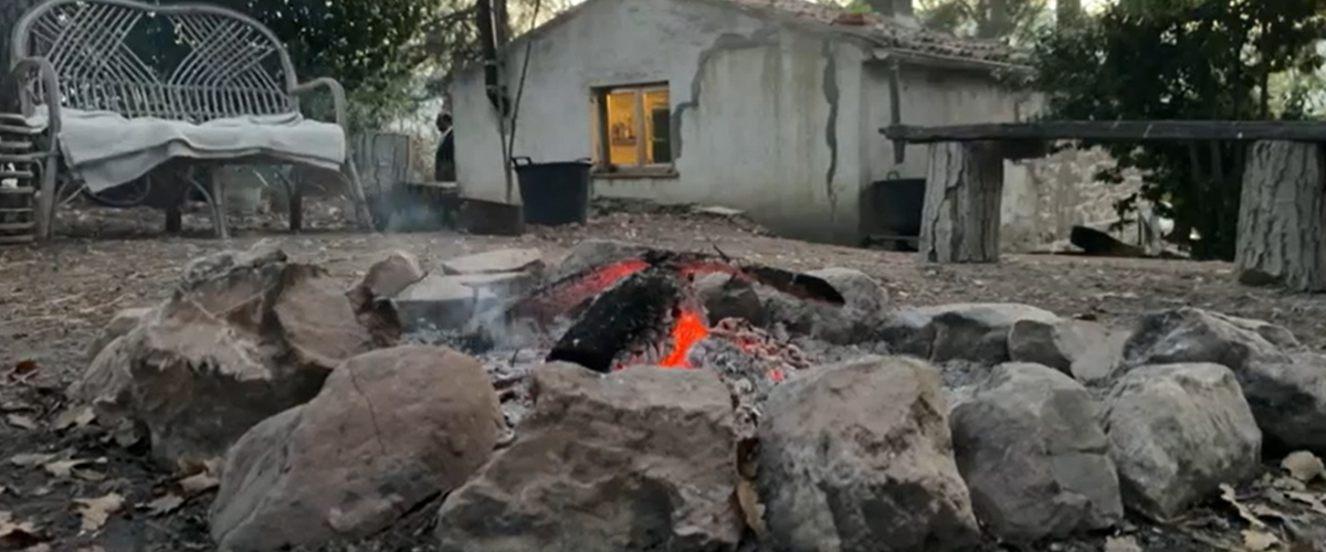 Famiglia nel bosco, un nuovo caso ad Arezzo: sottratti i figli ai genitori e portati via in ciabatte e pigiama