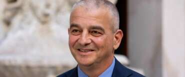 Fazzolari traccia il diario di bordo dell’Italia tornata protagonista: “La nostra rotta è l’interesse nazionale”. Parlano i numeri