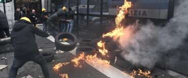 Scontri con la polizia al corteo dei metalmeccanici di Genova