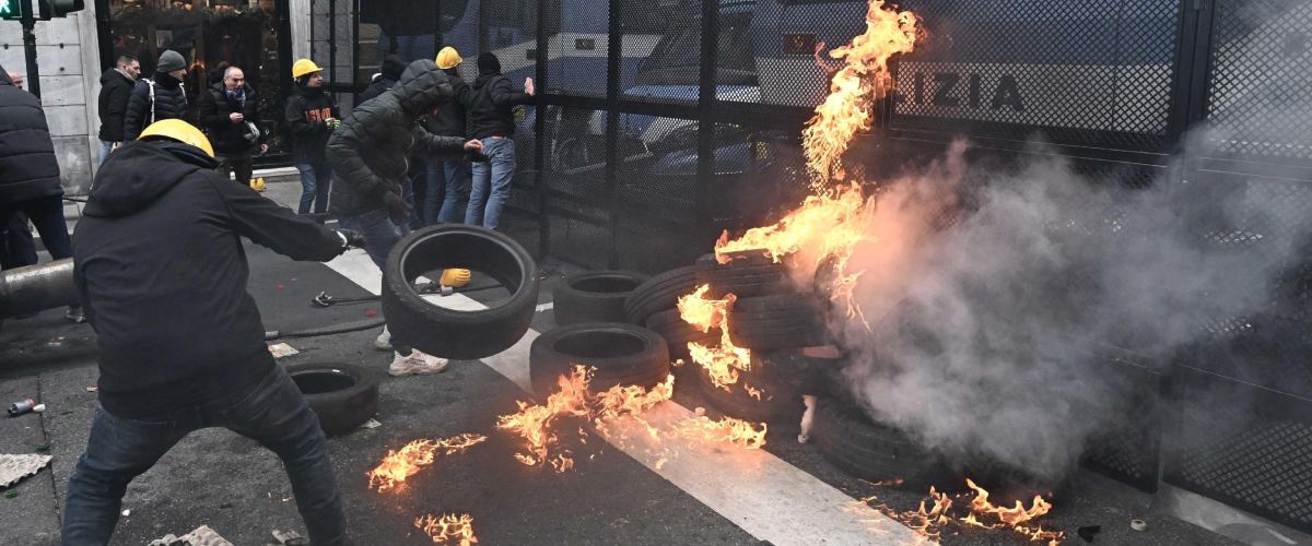 A Genova prove tecniche di “rivolta sociale”: la Fiom infiamma il clima, l’assalto alla polizia è servito