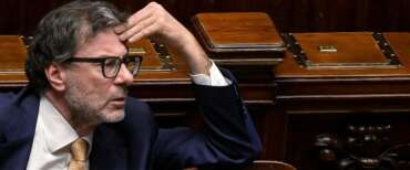 La Commissione del Senato dà l’ok alla manovra. Giorgetti ironizza sulle dimissioni