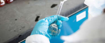 Prato, finto medico praticava l’idrocolonterapia alle donne per stuprarle: tre denunce, ex guardia giurata in arresto