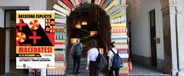 Un evento a tema librario. Nel riquadro, la locandina di “Letture maceratesi”