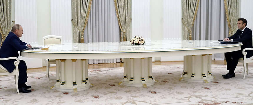 Svelato il bluff: nessun incontro Macron-Putin. Zelensky domenica da Trump per il piano in 20 punti