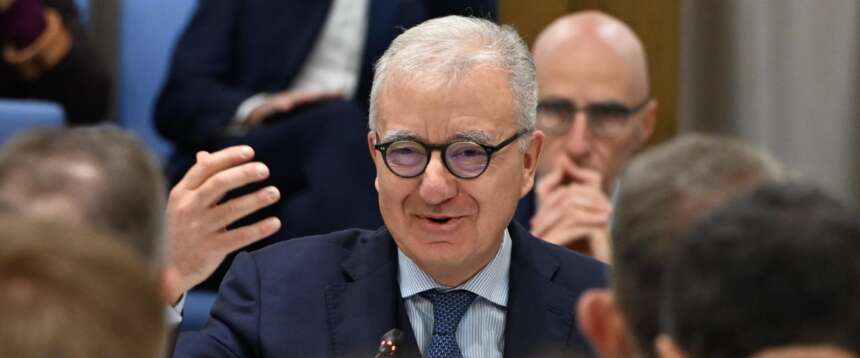 Niente soldati, Mantovano: “Spediremo a Kiev aiuti civili”. Allo studio del governo un decreto ponte