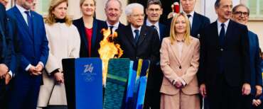 La presidente del Consiglio, Giorgia Meloni, accanto alla fiamma olimpica durante la cerimonia di accensione in piazza del Quirinale, Roma, 5 dicembre 2025. ANSA/ UFFICIO STAMPA GOVERNO / FILIPPO ATTILI 
+++ FOTO NON IN VENDITA – DA USARE SOLO PER FINI GIORNALISTICI +++ NPK +++