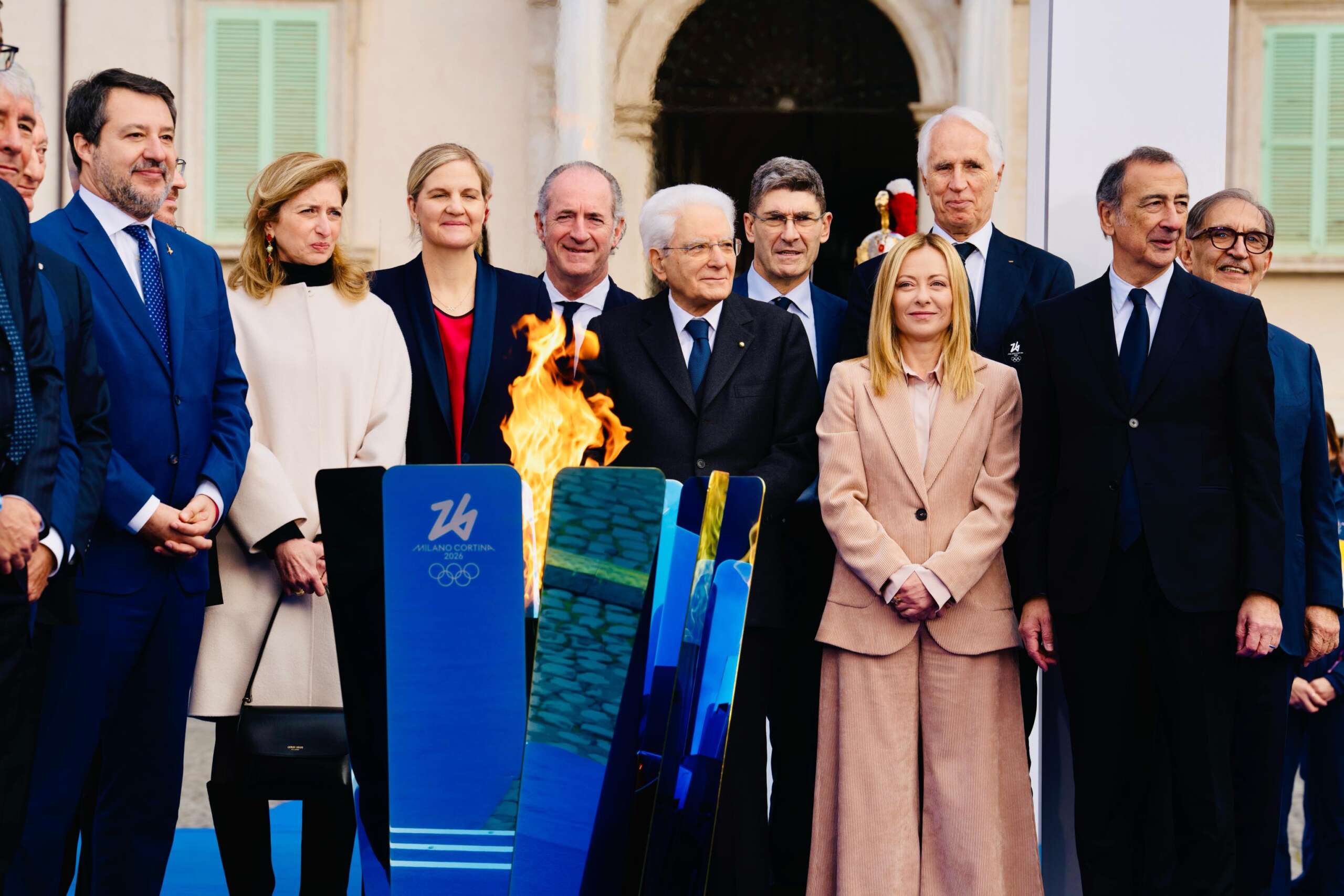 milano cortina mattarella accende il braciere olimpico la fiaccola viagger224 per 12mila km video