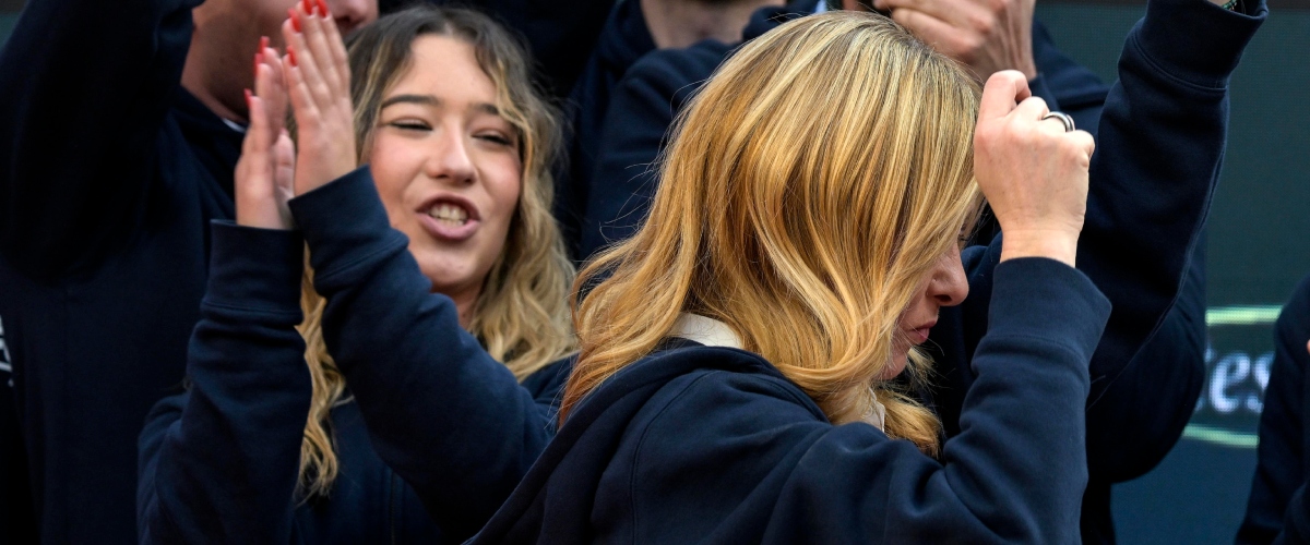 look da premier il parrucchiere di giorgia meloni il nuovo taglio le valorizza gli occhi e addolcisce i lineamenti da Secoloditalia.it look da premier il parrucchiere di giorgia meloni il nuovo taglio le valorizza gli occhi e addolcisce i lineamenti