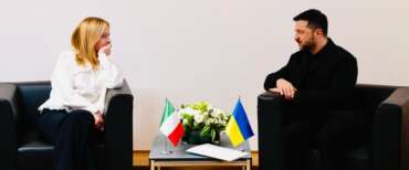 Zelensky da Parigi: “Nessuna ricompensa a Mosca”. Meloni: “La Russia dia un contributo fattivo”
