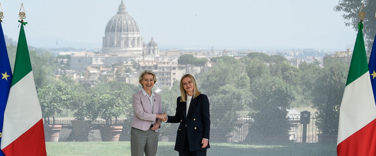 Immigrazione e business, l’Europa segue il modello Meloni. Von der Leyen: “Porre fine ai traffici di esseri umani” Immigrazione e business, l’Europa segue il modello Meloni. Von der Leyen: “Porre fine ai traffici di esseri umani”