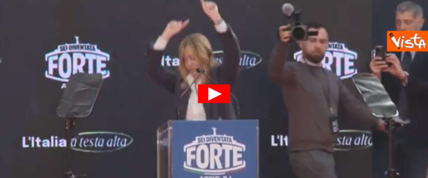 Meloni balla sul palco di Atreju al coro di “Giorgia, Giorgia!”. “Mi ripagate delle notti insonni” (video)