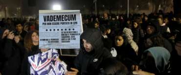 Come rimanere clandestini e vivere felici: follia al Corvetto, il manuale con le istruzioni per evitare i Cpr affisso sui muri