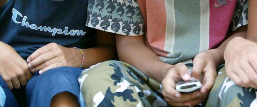 Minori e abuso di internet, l’Australia fa sul serio: entra in vigore la legge che vieta i social agli under 16