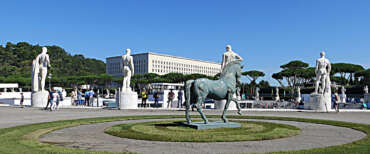 Roma, l’ultima follia della sinistra: marchiati con un “Qr code” i monumenti fascisti che evocano “messaggi sbagliati”