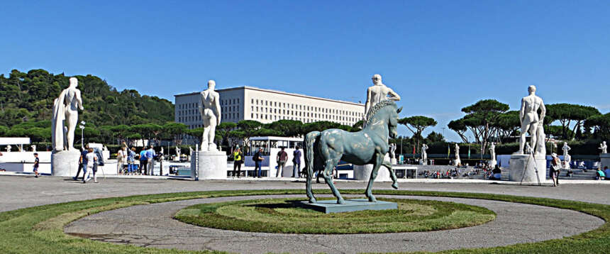 Roma, l’ultima follia della sinistra: marchiati con un “Qr code” i monumenti fascisti che evocano “messaggi sbagliati”