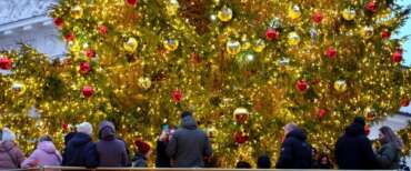 Canti di Natale “sfrattati” dalla scuola perché “religiosi”: i bambini cantano all’aperto, un’altra follia