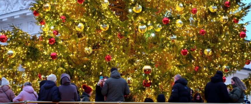 Canti di Natale “sfrattati” dalla scuola perché “religiosi”: i bambini cantano all’aperto, un’altra follia
