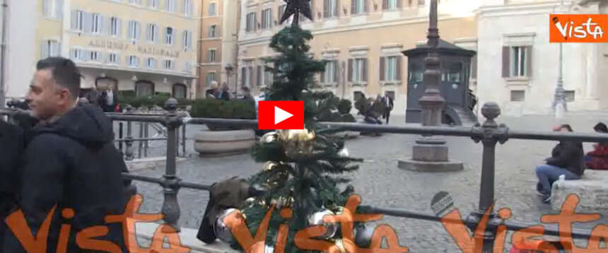 Tragicomico flash-flop dei giovani del Pd: fanno l’albero di Natale con le “palle” del governo, nessuno se li fila (video)