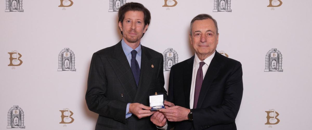 Il presidente di Banca Ifis Ernesto Fürstenberg Fassio conferisce il Premio Bancor a Mario Draghi