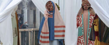 L’ultima follia di sinistra: il presepe con Giuseppe, Maria e Gesù Bambino “senza volto” per non offendere nessuno…