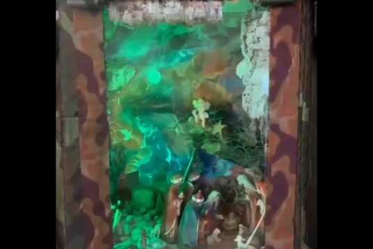 La sfida di Vannacci al presepe oscurato: la Natività nello nello zainetto militare: “Noi lo portiamo ovunque” (video)