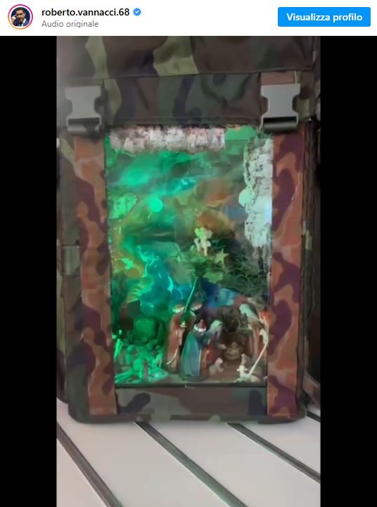 la sfida di vannacci al presepe oscurato la nativit224 nello nello zainetto militare noi lo portiamo ovunque video