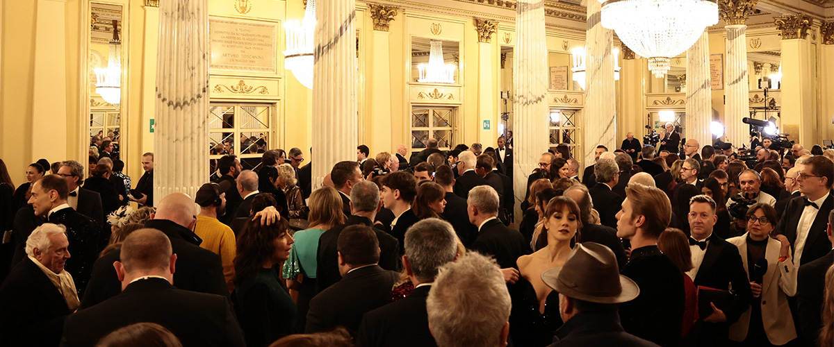 Offese alla Meloni e urla, ma i pro Pal non rovinano la Prima della Scala. Applausi alla Segre e incasso record Offese alla Meloni e urla, ma i pro Pal non rovinano la Prima della Scala. Applausi alla Segre e incasso record