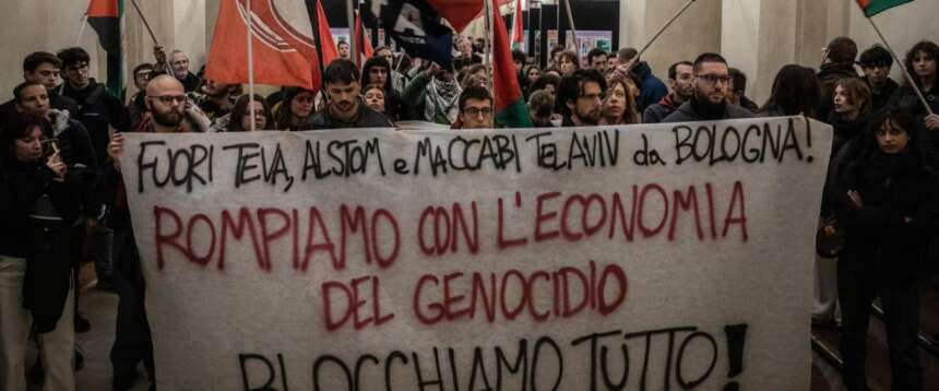 Una precedente manifestazione pro-Pal all’interno del palazzo comunale di Bologna