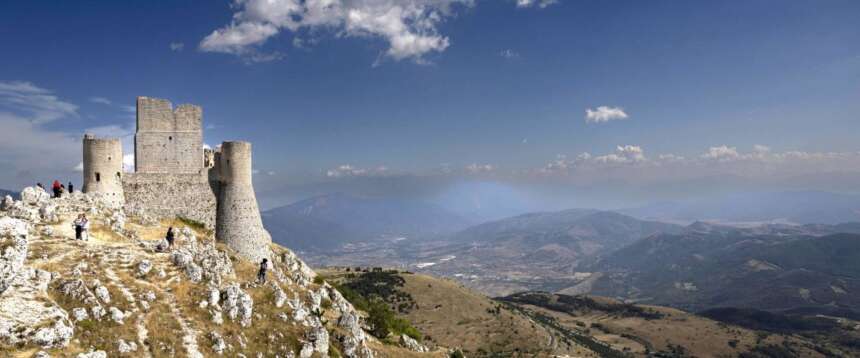 Rocca Calascio, in Abruzzo, è considerato uno dei 15 castelli più belli al mondo