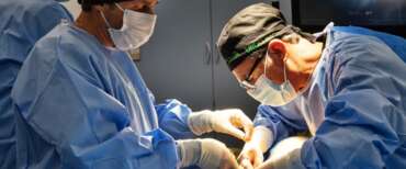 Avvelenava i pazienti in sala operatoria per fare l’eroe e rianimarli: anestesista accusato di 12 omicidi