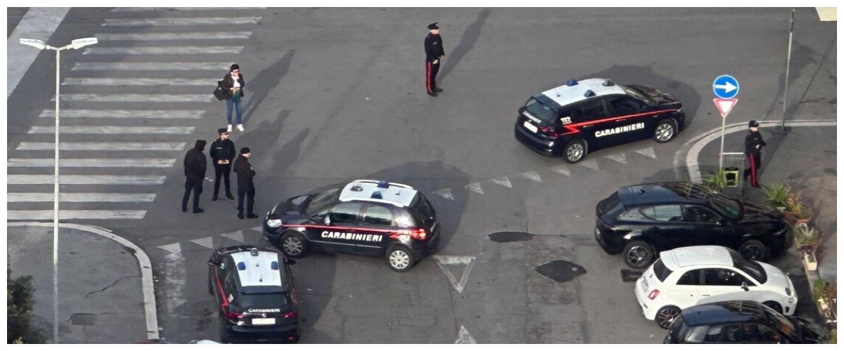 Stupro di gruppo su una 23enne davanti alla fermata della metro a Roma: è caccia a tre nordafricani