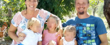 Uno scatto della famiglia anglo-australiana, che viveva nel bosco di Palmoli, in provincia di Chieti, pubblicato sul sito web della mamma, Caterine Louise Birmingham. La mamma, il padre Nathan e i tre bambini sono ritratti nei pressi della loro abitazione. Roma, 23 novemre 2025. INTERNET / www.catherinelouisebirmingham.com
+++ ATTENZIONE: L’ANSA NON POSSIEDE I DIRITTI DI QUESTA FOTO CHE NON PUO’ ESSERE PUBBLICATA SENZA L’AUTORIZZAZIONE DELLA FONTE DI ORIGINE CUI SI RINVIA  +++ NPK +++