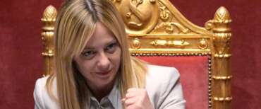 Opposizioni comiche in Aula: parlano di frigorifero vuoto e di spallata alle porte. Il sarcasmo di Meloni