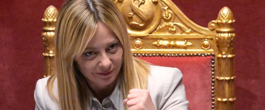 Opposizioni comiche in Aula: parlano di frigorifero vuoto e di spallata alle porte. Il sarcasmo di Meloni