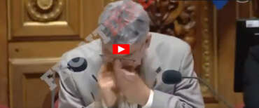 Senatore comunista inizia a parlare ma si vomita addosso. Imbarazzo in Francia, poi arriva la spiegazione (video)