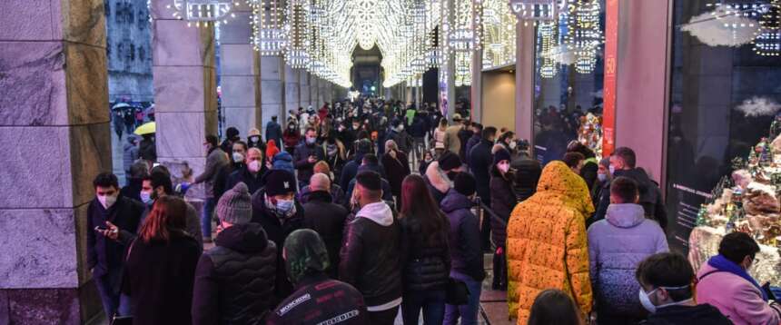 Shopping di Natale, gli italiani cercano la marca famosa. Generi alimentari e bevande in cima alla classifica