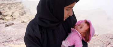 La storia della sposa bambina iraniana salvata dall’esecuzione di una condanna a morte per aver ucciso il marito violento nella emblematica rappresentazione di una scena del film “La sposa bambina” di Khadija al-Salam