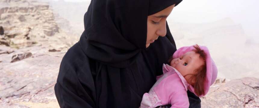 La storia della sposa bambina iraniana salvata dall’esecuzione di una condanna a morte per aver ucciso il marito violento nella emblematica rappresentazione di una scena del film “La sposa bambina” di Khadija al-Salam