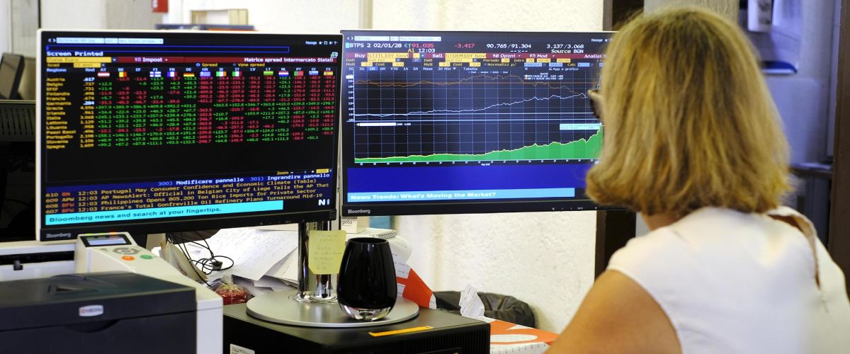 Lo spread scende ancora: 67 punti base, il minimo dal 2008. FdI: «La migliore risposta ai professori della catastrofe»