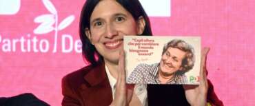 Nostalgia canaglia, la tessera Pd 2026 è dedicata a Tina Anselmi staffetta partigiana. Il nuovo che avanza?