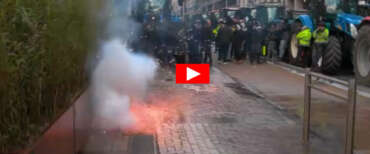 Europa traditrice, finisce male la marcia su Bruxelles dei trattori: lanci di pietre e patate, la polizia reagisce