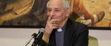 Il cardinale Zuppi: “I vescovi hanno un ottimo rapporto con il governo. Togliere il presepe? È come buttare giù i campanili”