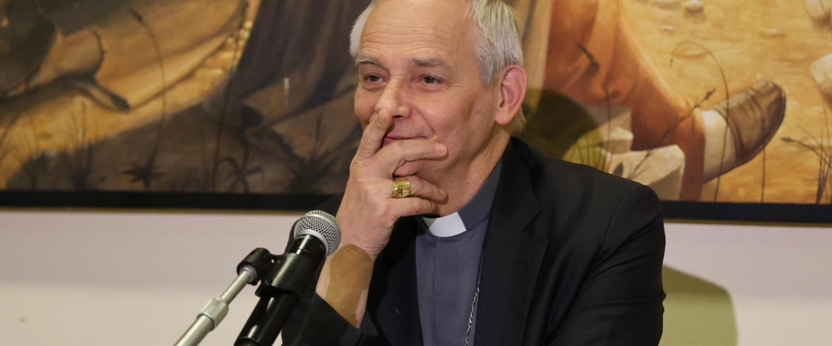 Il cardinale Zuppi: “I vescovi hanno un ottimo rapporto con il governo. Togliere il presepe? È come buttare giù i campanili”