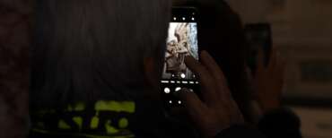 Affresco simil Meloni a San Lorenzo in Lucina, lo stupore e gli interrogativi dei più e l’irresistibile accoglienza del parroco