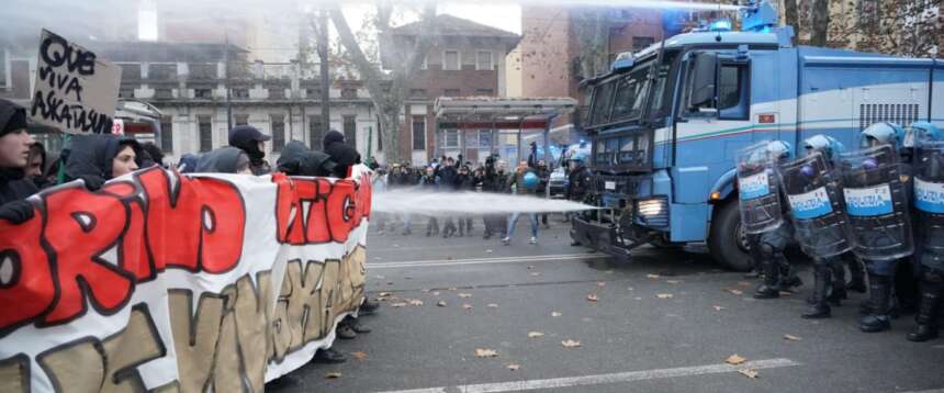 Askatasuna si prepara a mettere a ferro e fuoco Torino col corteo di sabato prossimo: e sui social girano le istruzioni e il kit per l’uso della violenza